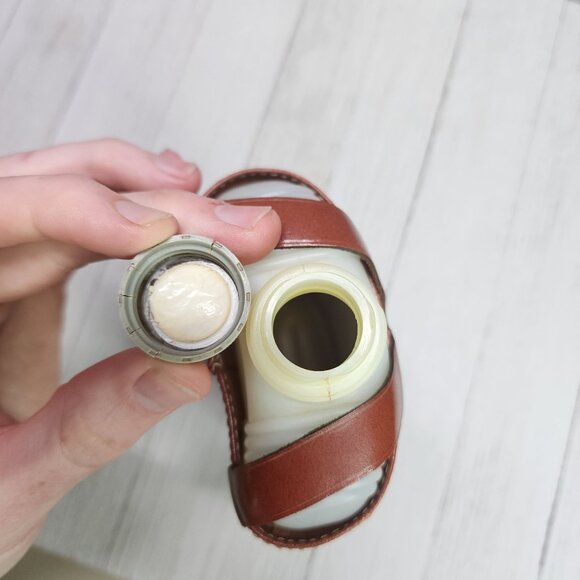 Vintage Flask Plastic Bottle with Hickok Top Grain Cowhide Brown Leather Cover - Picture 5 of 10